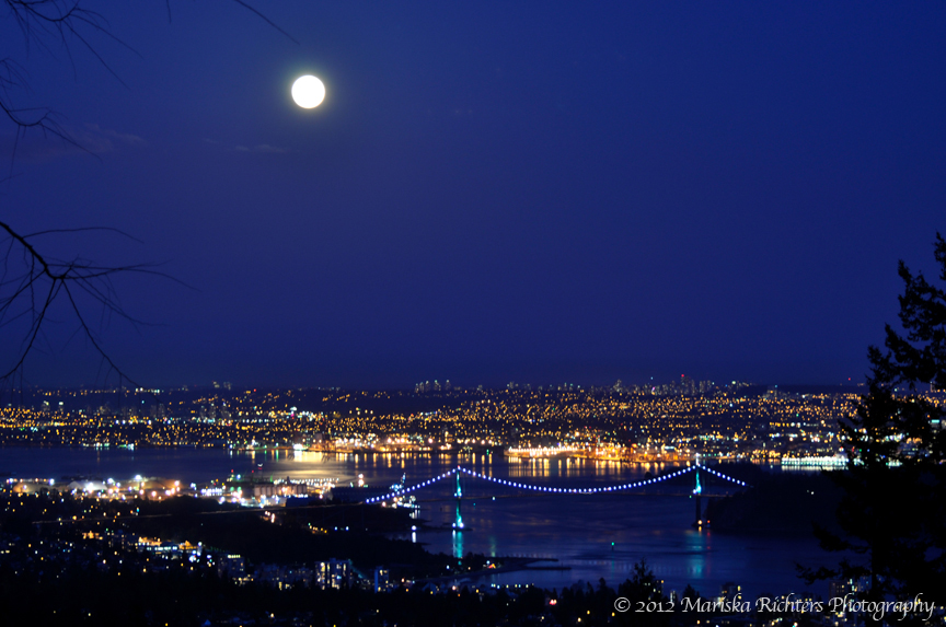 Moon Rise Over Vancouver, CanadaMoon Rise Over Vancouver, Canada